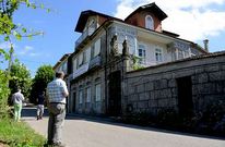 El due�o delante de la finca que tiene un cruceiro del maestro Cervi�o.