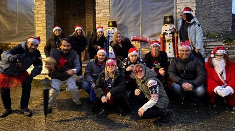 En San Xusto (Carballeda de Valdeorras) celebraron su propia San Silvestre, una carrera con salida en la aldea y meta en el pueblo de Pumares, donde aprovecharon para visitar el bel�n elaborado por los vecinos.
