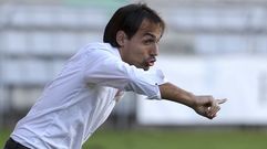 Tena da instrucciones a sus jugadores durante el Racing-Izarra