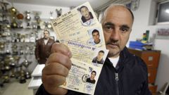 El entonces presidente con las licencias de los jugadores en una imagen de archivo