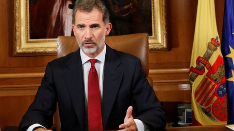 Mensaje de Felipe VI el da 3 de octubre. El rey acusa a las autoridades catalanas de quebrantar los principios democrticos y la convivendia, y de poner en riesgo la estabilidad de Espaa. Deslealtad inadmisible, dice.