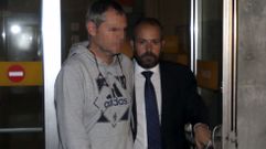  El arquitecto de la obra de la residencia La Miner�a, Manuel Sastre (i), sale en libertad sin fianza del Palacio de Justicia de Oviedo