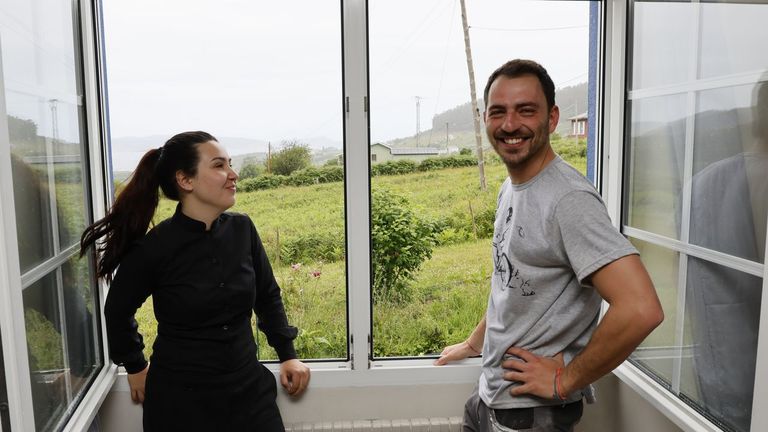 Mariona Gil, catalana nieta de gallegos, y Ariel Grossman, en Os Faroles con la playa de Esteiro al fondo cubierta por la niebla