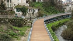 A la izquierda de la pasarela sobre el Barba�a se observan los restos del puente Pelamios que estaban cubiertos por la maleza