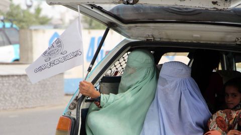 Mujer con el burka en la celebración en las calles de Kabul del aniversario del regreso de los talibanes al poder.