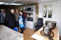<span lang= es-es >Bocados que saben a gloria</span>. El personal de Vieiro explic� al arzobispo que reciben apoyo de otros colectivos. Sin ir m�s lejos, el d�a anterior cenaron una fideu� que cocinaron voluntarios de Arnela y, los ni�os de Cativos Diocesana, unas galletas con un cari�oso mensaje que alguno guard� en su cartera. 