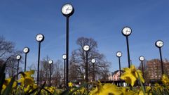 Relojes en el parque de Volksgarten de Duseldorf