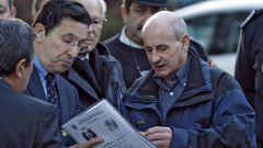 Antonio Gali Balaguer, con un chubasquero azul, durante la reconstruccion del crimen en el ao 2009