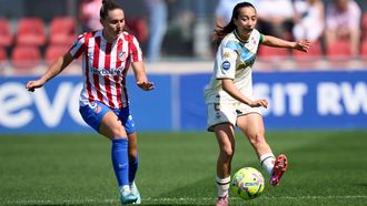 Paula Guti�rrez golpea el bal�n durante el partido entre el Atl�tico y el D�por Abanca