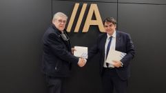 El presidente do GDR Carballi�o-Ribeiro, Francisco Jos� Fern�ndez P�rez, y el director de zona de Abanca en Ourense oeste, Carlos Alberto D�ez Campo