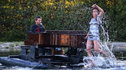 El piano flotante, una produccin del grupo francs La Volire aux pianos.El piano flotante, una produccin del grupo francs La Volire aux pianos