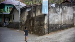 Un niño caminando cerca del hotel de Indonesia en el que se pierde la pista de la turista gallega