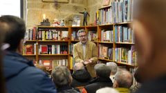 Juanjo �lvarez en la presentaci�n de su obra �C�ndido, a mi pesar�, en la librer�a Escolma de O Carballi�o
