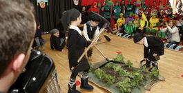 Los alumnos de las escuelas del CRA Nosa Se�ora do Faro pasaron toda la ma�ana con juegos y actuaciones musicales. 