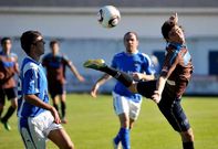 A la derecha Diego Tonetto, quien dej� muestras de la gran calidad de su zurda.