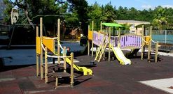 Los operarios trabajaron esta semana en la renovaci�n de los juegos del parque de O Coto. 