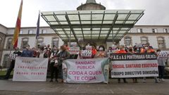 Concentraci�n de los profesionales de los PAC, este lunes, en el Hospital Provincial de Pontevedra