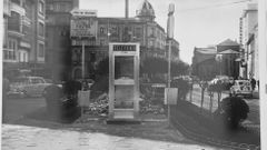 Imagen tomada en 1970 de una cabina para llamadas urbanas en la Praza de Santo Domingo de Lugo