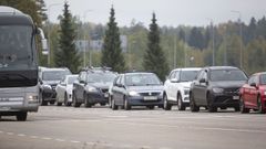 Varios coches salen de Rusia en direcci�n a Virolahti, Finlandia.