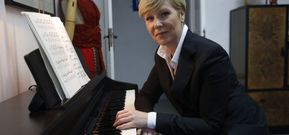 Natalie Drozdovska estudia quinto de Piano en el conservatorio, porque no le convalidan sus estudios de directora de orquesta. 