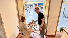 Fon Prieto, atendiendo a una clienta en su establecimiento. 