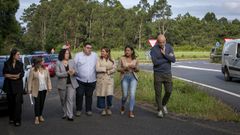 P�rez y Do Campo (en el centro de la imagen) visitaron la zona en la que se desarrollar�n las obras.