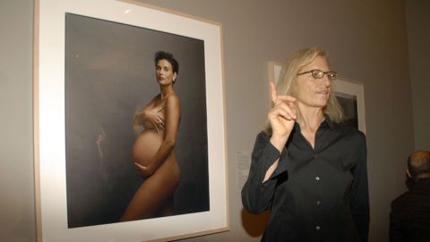 Para el recuerdo queda también la portada de Vanity Fair de una embarazadísima y desnuda Demi Moore. Tanto que ese retrato se convirtió en uno de los más famosos de los 90. En la imagen, Leibovitz posa junto al retrato de Demi Moore en una exposición del año 2009