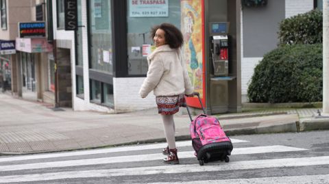 Una ni�a, de camino al colegio en el municipio cambr�s