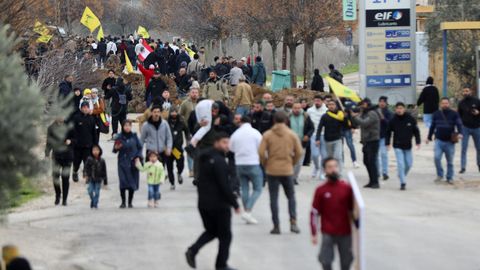 Manifestantes con banderas de Hezbol protestan en el sur del Lbano por el asesinato de civiles a manos de Israel.