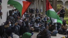 Imagen de archivo de un grupo de jvenes manifestndose en apoyo al pueblo palestino