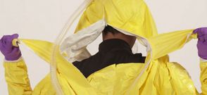 <span lang= es-es >Leng�etas para quit�rselo</span>. Tirando de ellas el traje se desarma. Unas cremalleras interiores facilitan el proceso. Las aperturas est�n protegidas en ambos sentidos para evitar el contagio, y el interior es blanco para que el trabajador sepa qu� zona es m�s peligrosa.