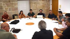 Representantes vecinales, grupos municipales y responsables del Concello durante la reuni�n de seguimiento sobre la situaci�n de la N-550.
