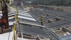 Imagen del estado de las obras de instalaci�n de la marquesina que permitir� ir a cubierto entre el p�rking, que se levantar� en la explanada de aparcamiento que se ve al fondo, y el edificio de viajeros