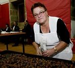 Mariluz Vilari�o prepar� las casta�as del magosto corcubion�s.