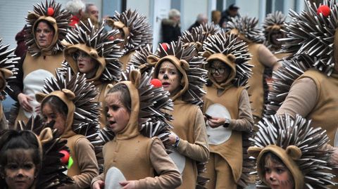 Cientos de personas desfilaron por las calles de Ferreira de Pantón este 25 de febrero, en el último carnaval que se celebra en la Ribeira Sacra