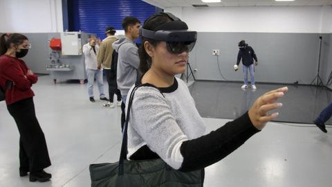En el CIS, los asistentes a la G-Night pueden probar dispositivos de realidad virtual y aumentada