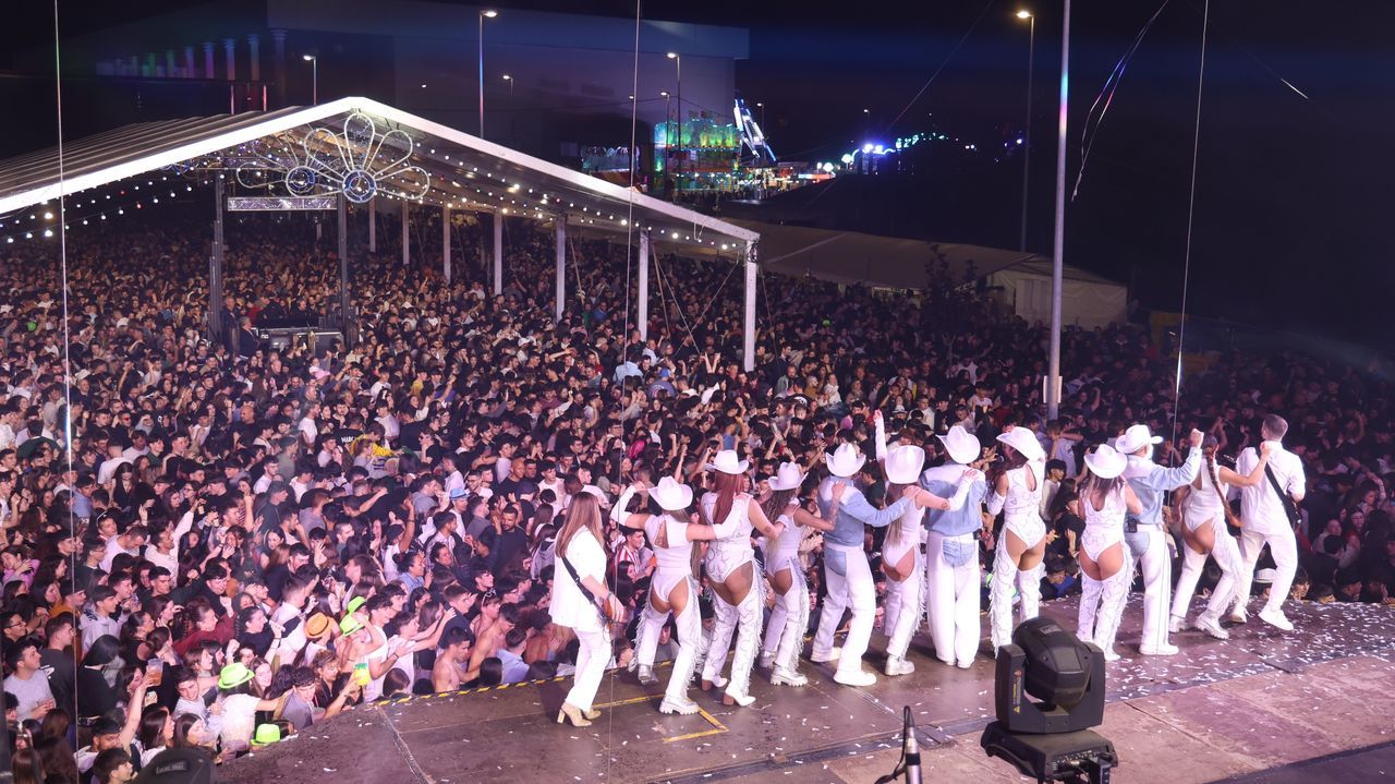 La orquesta París de Noia lo da todo en las fiestas del Alto