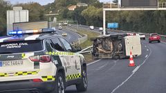 La furgoneta qued volcada ocupando un carril en el kilmetro 13 de la AP-9, a la altura de la salida de Cambre, en Cecebre
