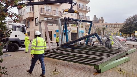  La estatua fue protegida con una reja met�lica cuando se retir� el montaje anterior