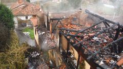 Incendio en una vivienda en Las Segadas, Oviedo