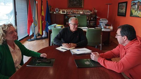 Miembros de la directiva de AEVA en la reunión mantenida con el alcalde de O Barco