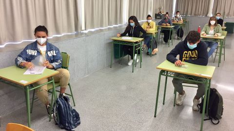 Los alumnos del IES Ortigueira se examinan este año en la Facultad de Humanidades de Ferrol, pues el cierre de A Mariña les impide desplazarse a Viveiro