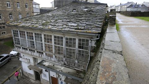 VIVIENDA, EN EL N� 12 DE LA PRAZA DE FERROL ADOSADA A LA MURALLA QUE NECESITARIA UNA REHABILITACION O REMODELACION DE LA FACHADA
EDIFICIO, RUINA
