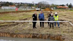 El alcalde de Oleiros y varios concejales recorren la zona de las obras junto al responsable de la cooperativa de viviendas en Xaz.