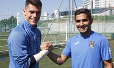 Edu y Borjas, portero y delantero del equipo, respectivamente, posan juntos antes del entrenamiento de ayer en Pr�ncipe Felipe. 