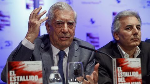 lvaro Vargas Llosa (derecha de la imagen) quien ha coordinado el libro El estallido del populismo, en el que participan distintas personalidades latinoamericanas, junto a su padre, el escritor Mario Vargas Llosa, autor del prlogo. 