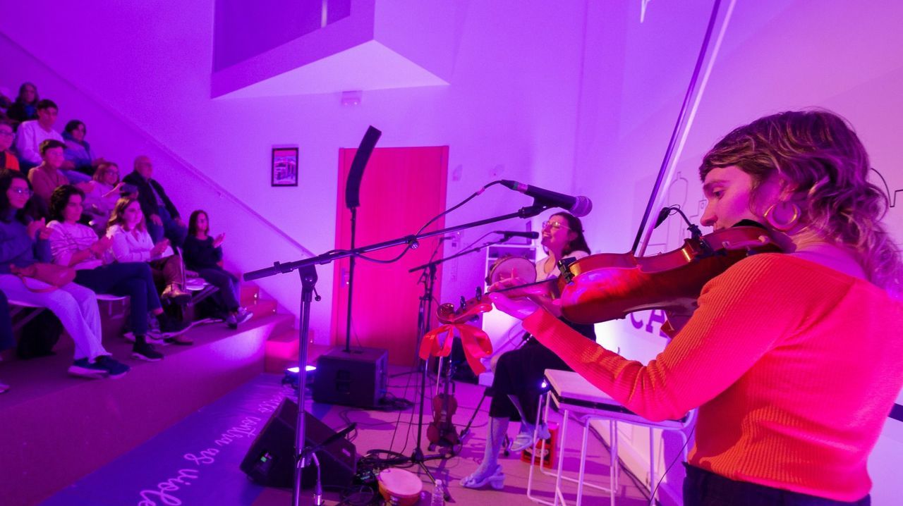 Abril lleva el folk contemporáneo a Arzúa