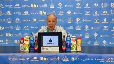 El director deportivo del R&iacute;o Breog&aacute;n, Tito D&iacute;az, en una comparecencia en el Pazo.