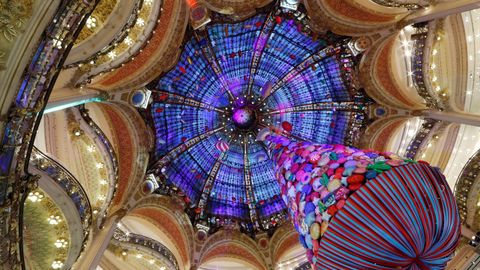 Árbol de Navidad gigante de las Galerías Lafayette en Paris.