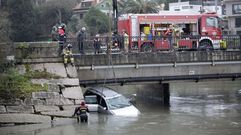 Cae con su coche al r�o Lagares